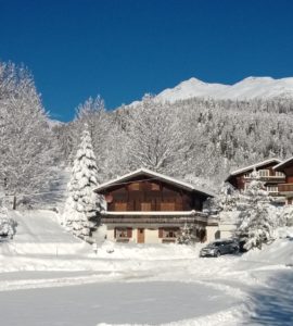 Im Winter fügt sich das Chalet Pinocchio wunderbar in die verschneite Walliser Bergwelt ein.