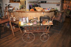 Das reichhaltige Frühstücksbuffet wird auf einem alten Leiterwagen präsentiert.
