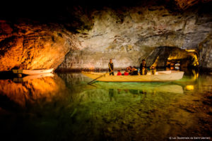 Der grösste schiffbare natürliche unterirdische See Europas befindet sich in Saint-Léonard im Wallis. Wunderschöne Höhlen sind mit kleinen Booten zu besichtigen.